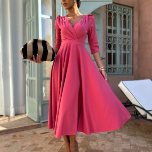 Malinové dlouhé vypasované šaty LAPATA s výstřihem Velikost: ONESIZE