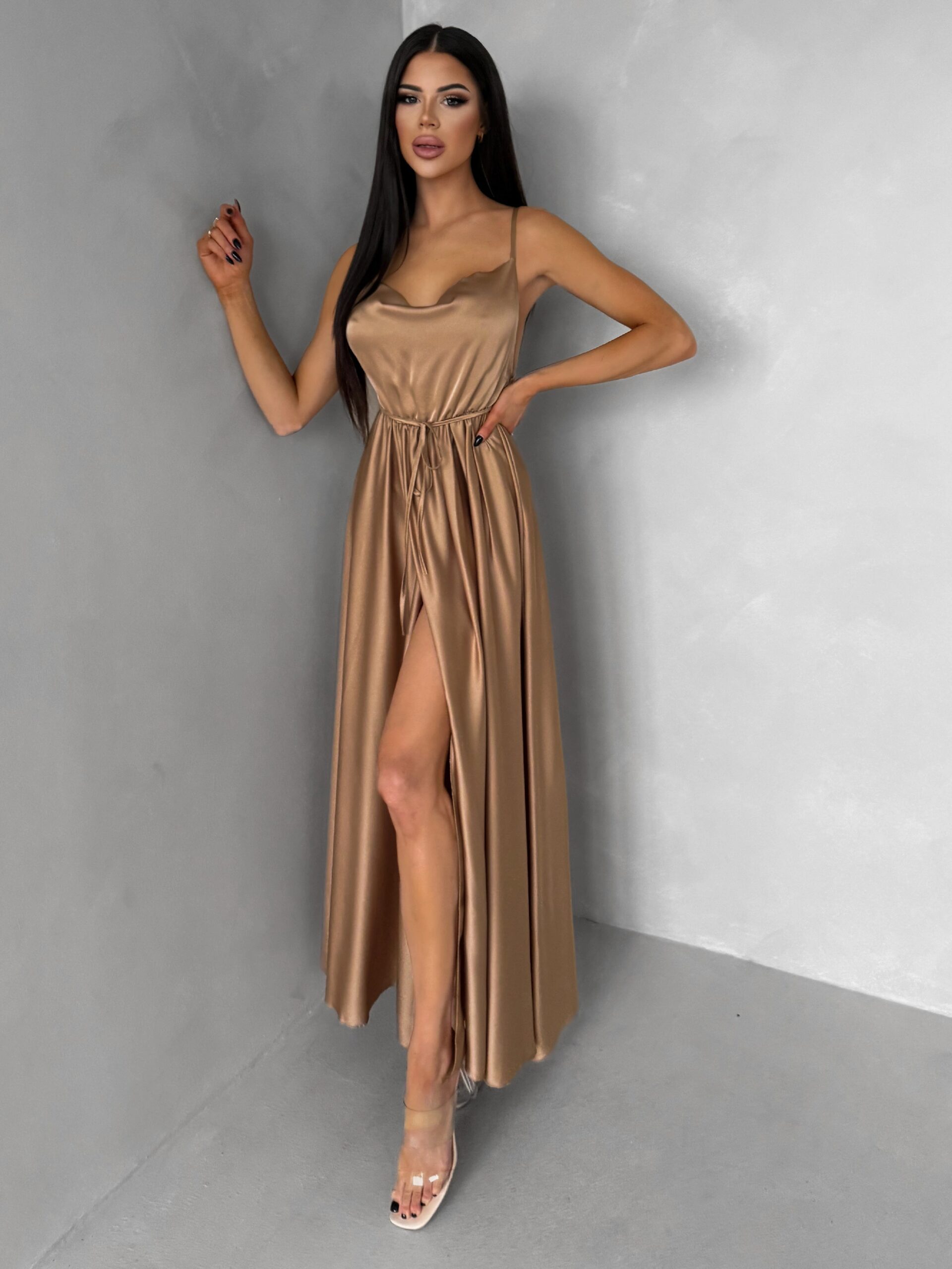 Hnědé lesklé elegantní šaty YASMINE s rozparkem