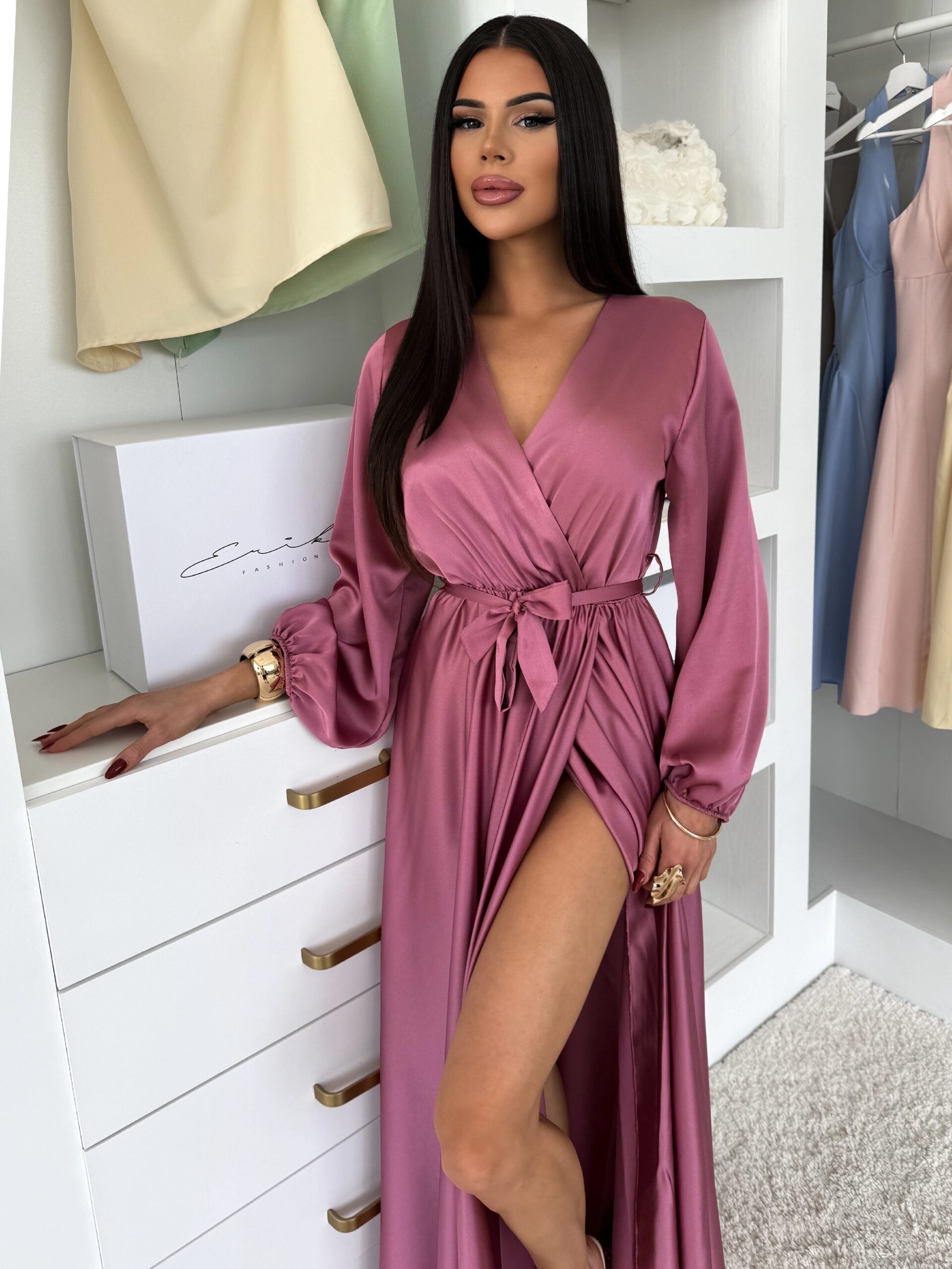 Malinové saténové elegantní šaty WOMAN s dlouhým rukávem Velikost: ONESIZE - Obrázek 3
