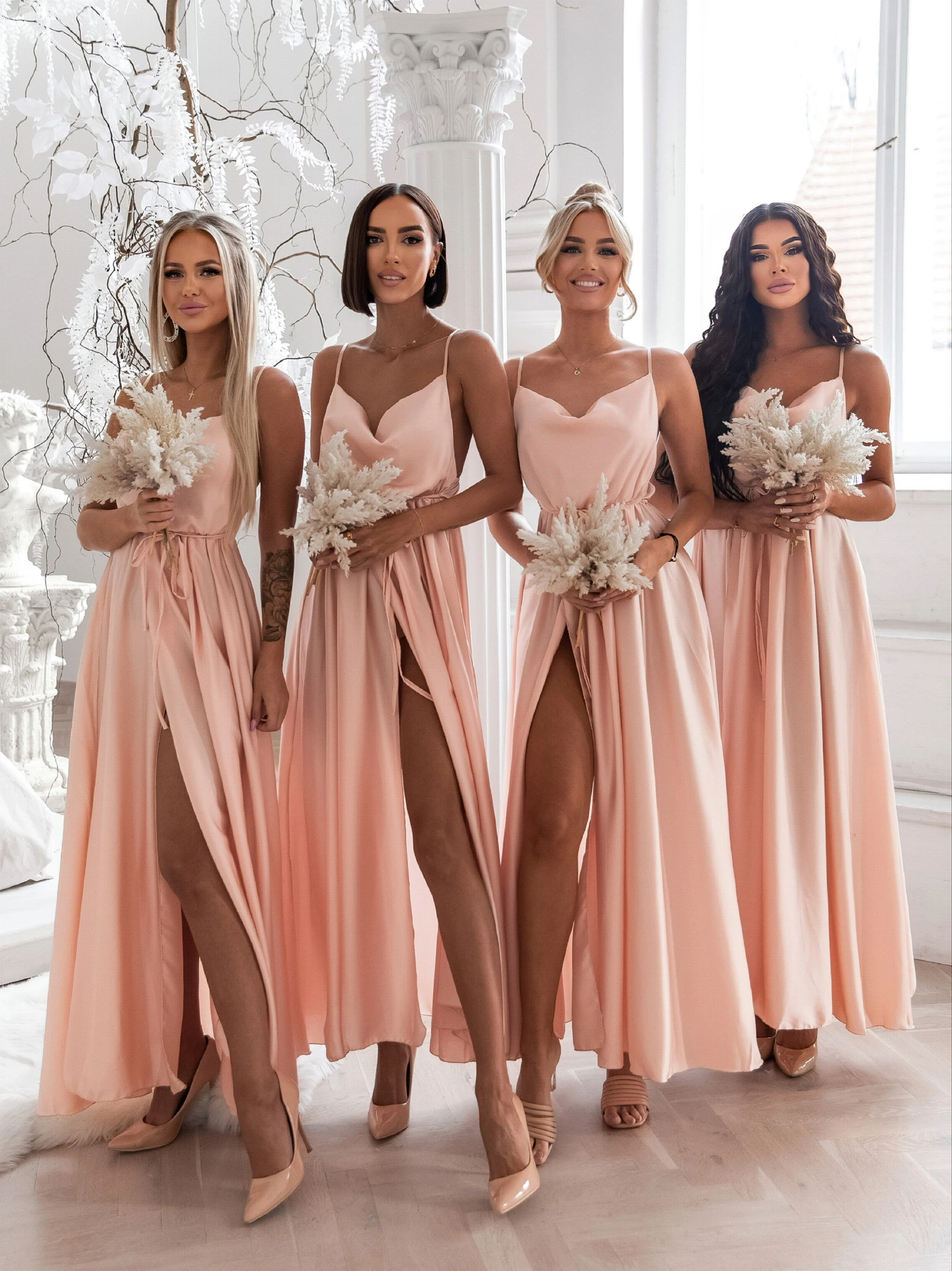 Světle růžové lesklé elegantní šaty YASMINE pro družičky Velikost: ONESIZE - Obrázek 2